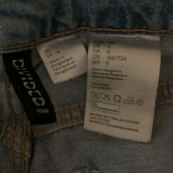H&M Distressed High Rise Mom Jean - Picture 3 of 4